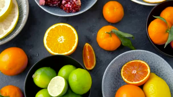 Närbild av citrusfrukter på stenbord — Stockvideo