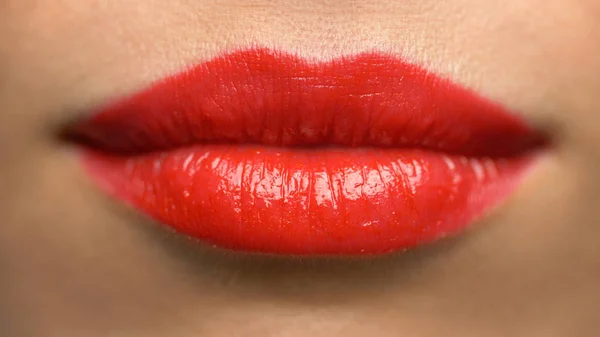 Τα χείλη ή το στόμα της γυναίκας με κόκκινο κραγιόν — Φωτογραφία Αρχείου