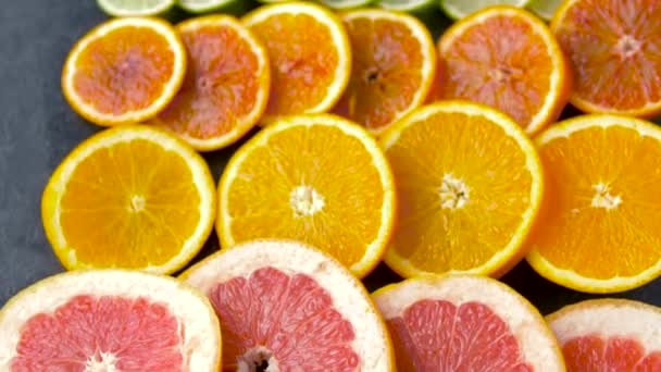 Крупно нарезать грейпфруты, апельсины, орехи и лаймы — стоковое видео