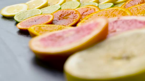 Gros plan de pamplemousse, orange, citron et citron vert — Video