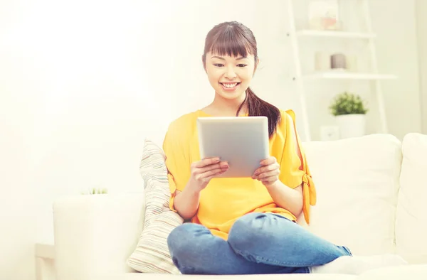 Feliz jovem mulher asiática com tablet pc em casa — Fotografia de Stock