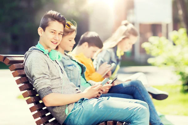 Gelukkig tiener met tablet pc en koptelefoon — Stockfoto