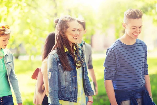 Ομάδα ευτυχισμένος έφηβων μαθητών περπάτημα σε εξωτερικούς χώρους — Φωτογραφία Αρχείου