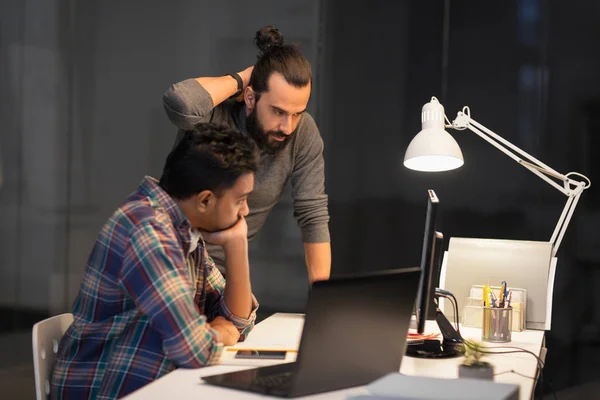 Kreativ-Team mit Computer arbeitet spät im Büro — Stockfoto