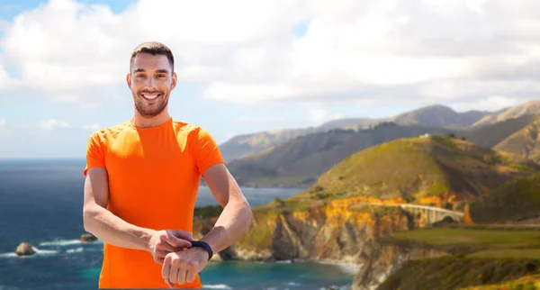 Man met fitness tracker opleiding outdoors — Stockfoto