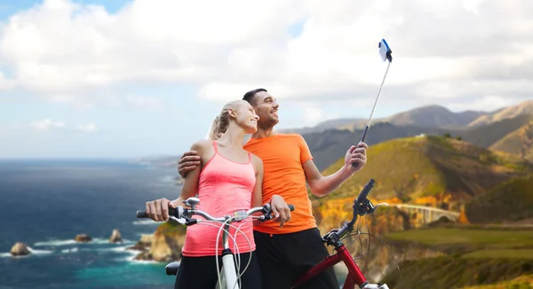 Para z rowerów i smartphone selfie trzymać — Zdjęcie stockowe