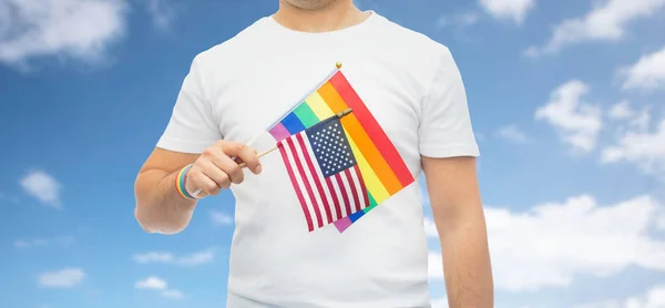 Hombre con orgullo gay arco iris bandera y pulsera —  Fotos de Stock