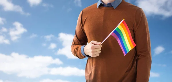 Närbild på mannen med gay pride Regnbågsflaggan — Stockfoto