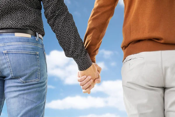 Close up de masculino gay casal segurando as mãos — Fotografia de Stock