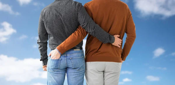 Κοντινό πλάνο αγκαλιάς ανδρικού γκέι ζευγαριού — Φωτογραφία Αρχείου