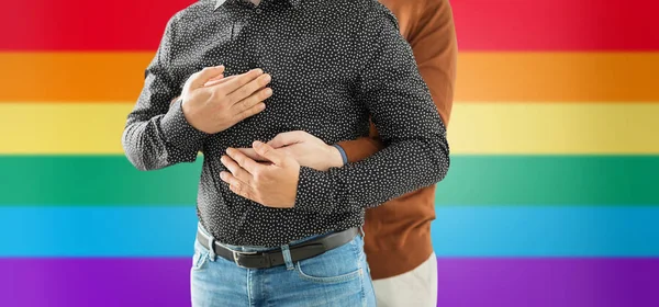 Close up de abraçar masculino gay casal sobre arco-íris — Fotografia de Stock