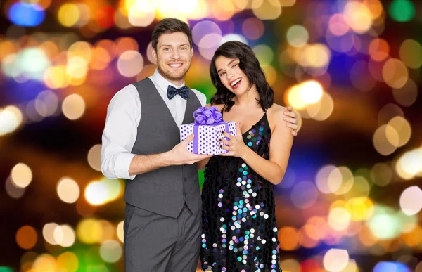 Happy couple with gift box at birthday party — Stock Photo, Image