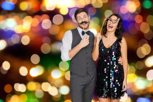 Casal feliz com adereços de festa se divertindo — Fotografia de Stock