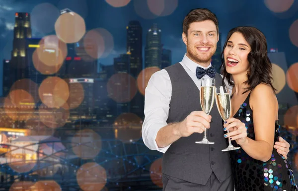 Lyckliga par med champagneglas på fest — Stockfoto