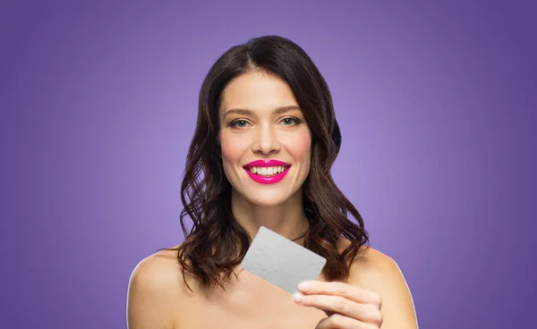 Beautiful woman with pink lipstick and credit card — Stock Photo, Image