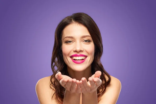 Schöne lächelnde junge Frau mit rosa Lippenstift — Stockfoto