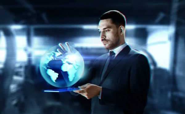 Hombre de negocios con tableta transparente y tierra — Foto de Stock
