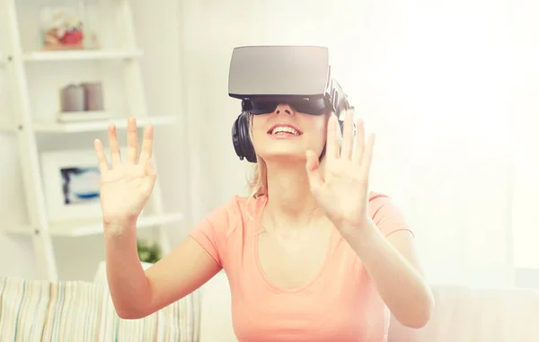 Frau in Virtual-Reality-Headset oder 3D-Brille — Stockfoto