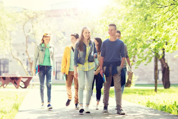 Grupo de estudiantes adolescentes felices caminando al aire libre — Foto de Stock