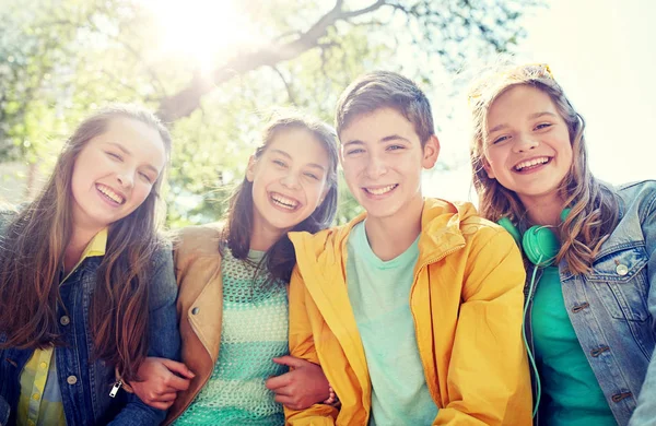 Estudantes adolescentes felizes ou amigos ao ar livre — Fotografia de Stock