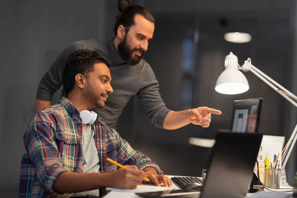 Équipe créative avec ordinateur travaillant tard au bureau — Photo