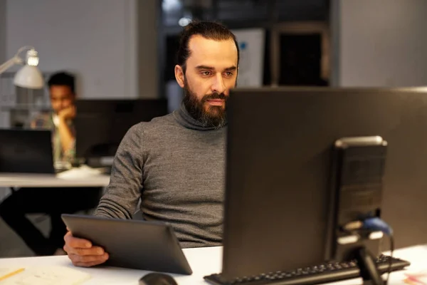 Kreativer Mann mit Computer arbeitet spät im Büro — Stockfoto