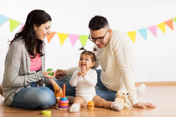 Baby girl with parents playing with toys — Stock Photo, Image