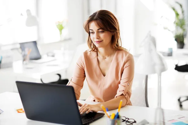 Zakenvrouw met laptop werken op kantoor — Stockfoto