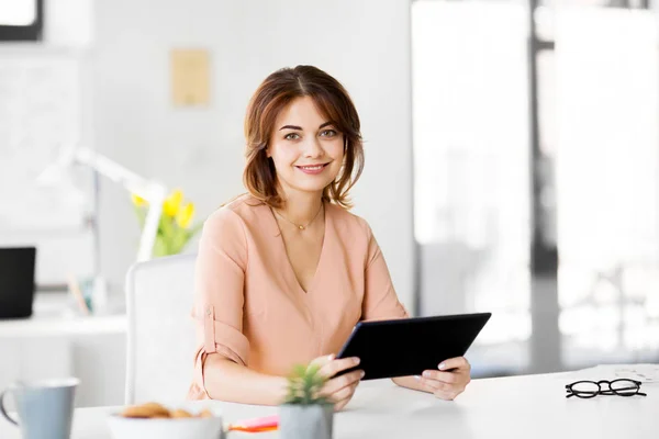 Femme d'affaires avec tablette PC travaillant au bureau — Photo