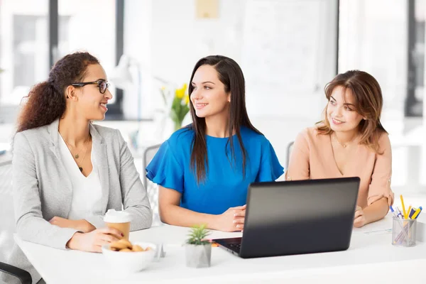 在办公室工作的女企业家与笔记本电脑 — 图库照片