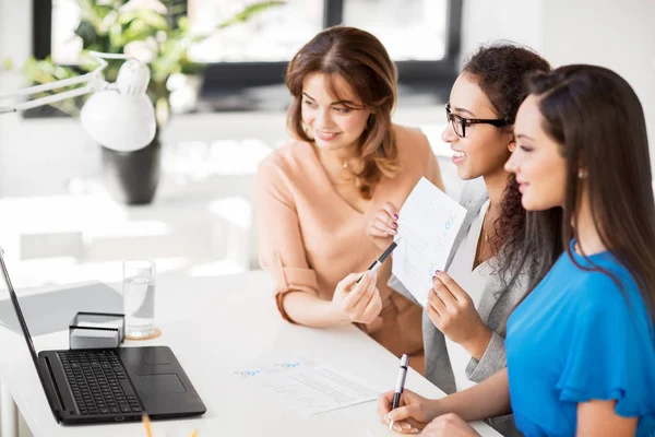 Mujeres de negocios que tienen videoconferencia en la oficina — Foto de Stock