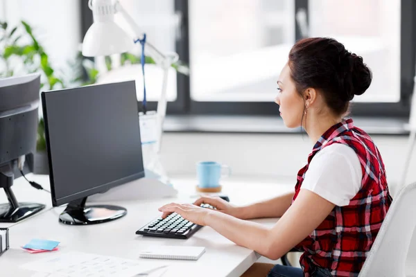 Femeie creativă cu calculator care lucrează la birou — Fotografie, imagine de stoc