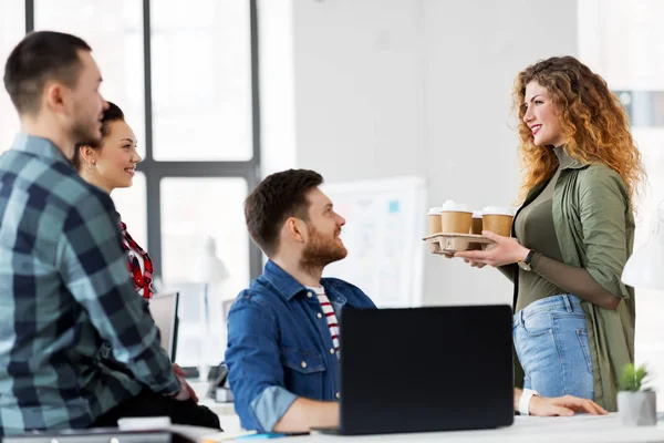 Felice team creativo con caffè che lavora in ufficio — Foto Stock