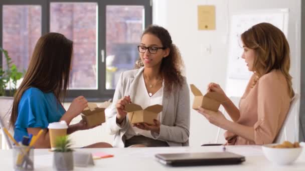 Happy businesswomen eating take out food at office — Stock Video