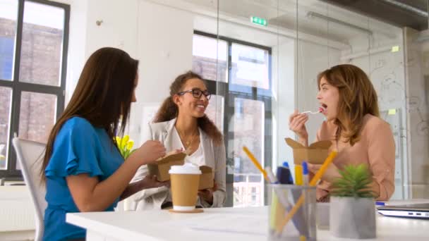 Le donne d'affari felici che mangiano tirano fuori il cibo a ufficio — Video Stock