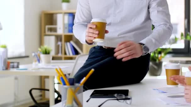 Business team drinking coffee at office — Stock Video