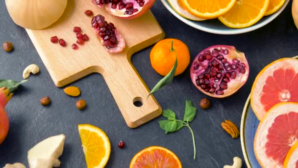 Primer plano de frutas, frutos secos y verduras en la mesa — Vídeo de stock