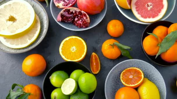 Close up van citrusvruchten op stenen tafel — Stockvideo