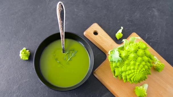 Крупным планом овощной суп с зеленым кремом в миске — стоковое видео