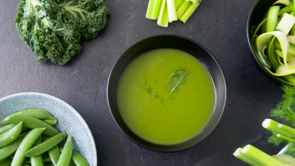 Detailní záběr ze zelených fazolová polévka v misce — Stock video