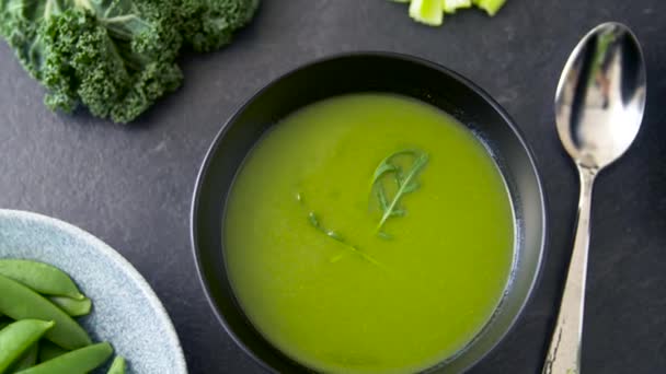 Primer plano de la sopa de crema verde vegetal en el tazón — Vídeos de Stock