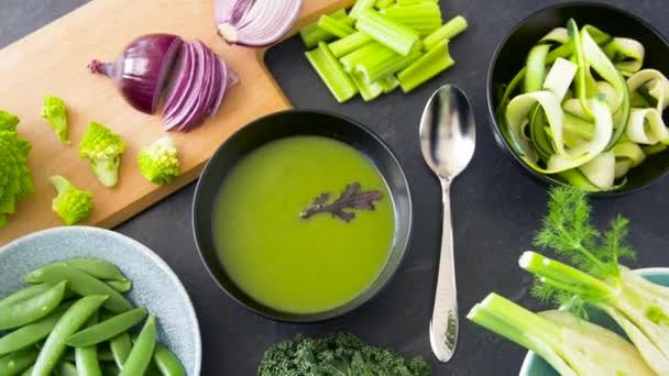 Close-up de sopa de creme verde vegetal na tigela — Vídeo de Stock