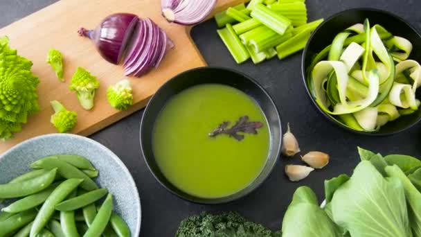 Close-up de sopa de creme verde vegetal na tigela — Vídeo de Stock