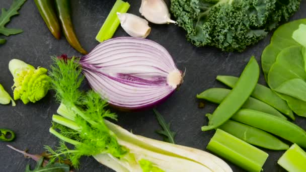 Close up van groene groenten op stenen tafel — Stockvideo