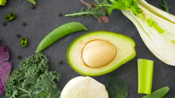 Close-up de vegetais verdes na mesa de pedra — Vídeo de Stock