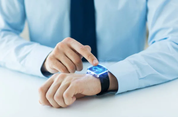 Primer plano de las manos con bitcoin en reloj inteligente — Foto de Stock