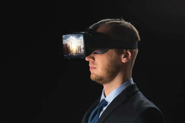 Hombre de negocios en gafas de realidad virtual o auriculares —  Fotos de Stock