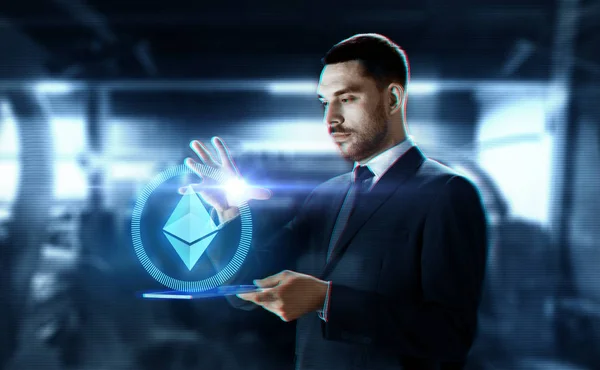 Tablet pc ve ethereum hologram ile işadamı — Stok fotoğraf