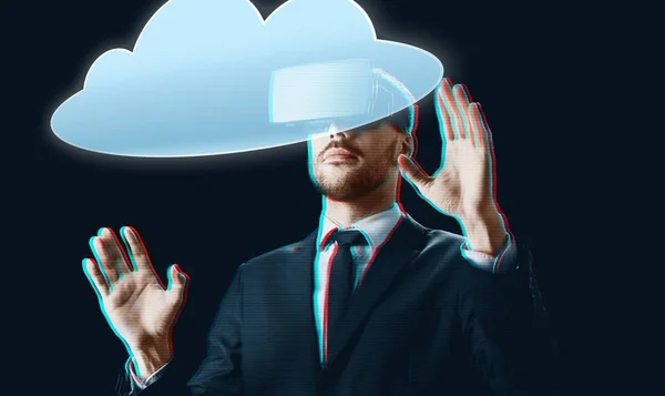 Geschäftsmann im Virtual-Reality-Headset mit Cloud — Stockfoto