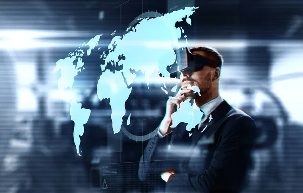 世界地図と仮想のヘッドセットのビジネスマン — ストック写真